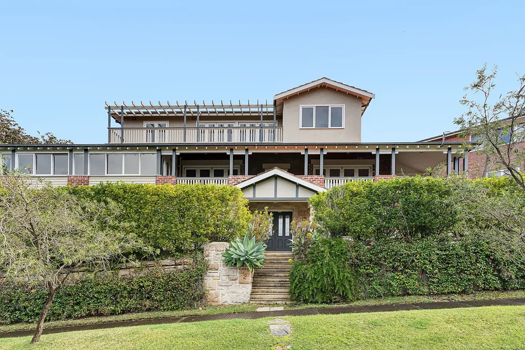 Luxurious Family Home in Prestigious Peninsula Setting