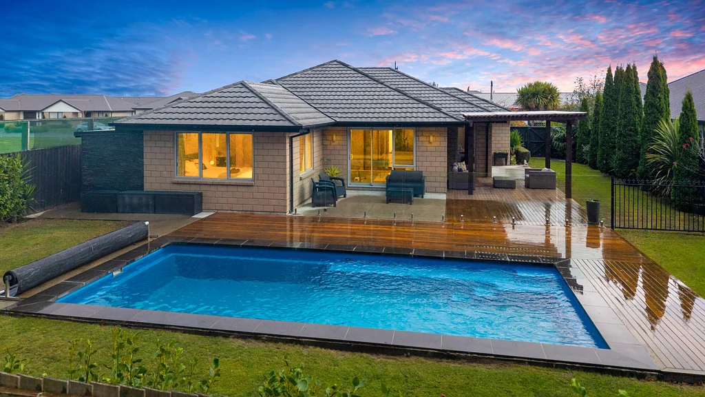 Prebbleton 4房  Poolside on Platform!