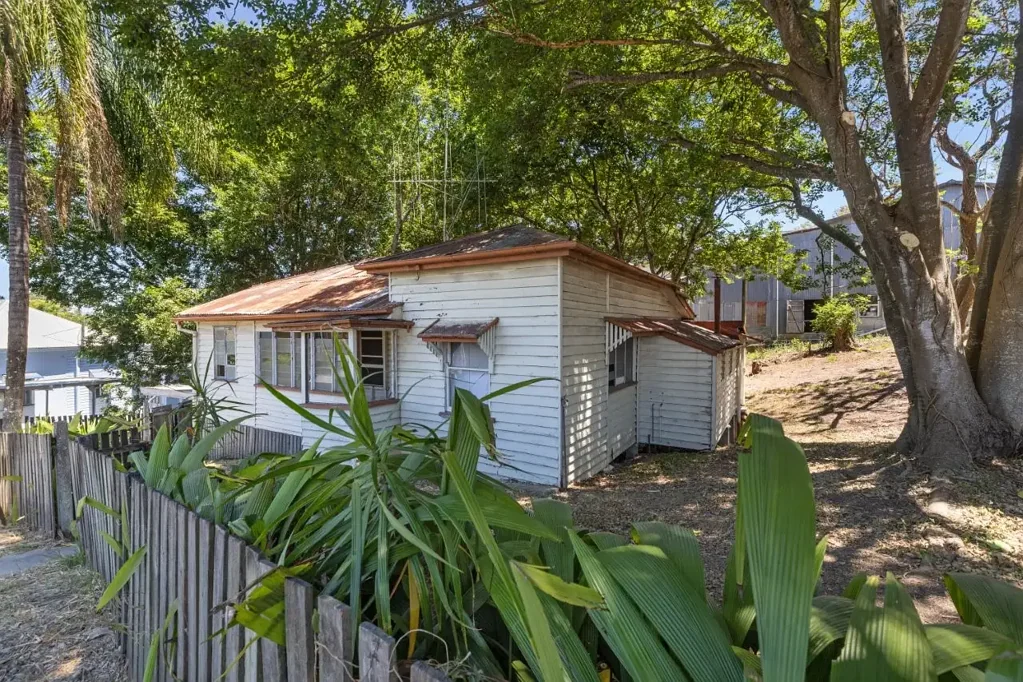 Gympie 3房  Unmissable Opportunity! Project Home, Prime Land, and Commercial Potential!