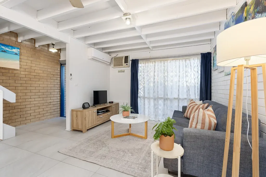 Lavington 3Habitaciones Three Bedrooms, Two Levels & Room to Improve!