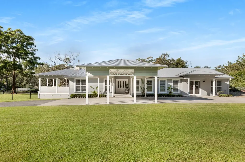 Woollamia Horses, Home Office & Hamptons Style on the Edge of Jervis Bay!