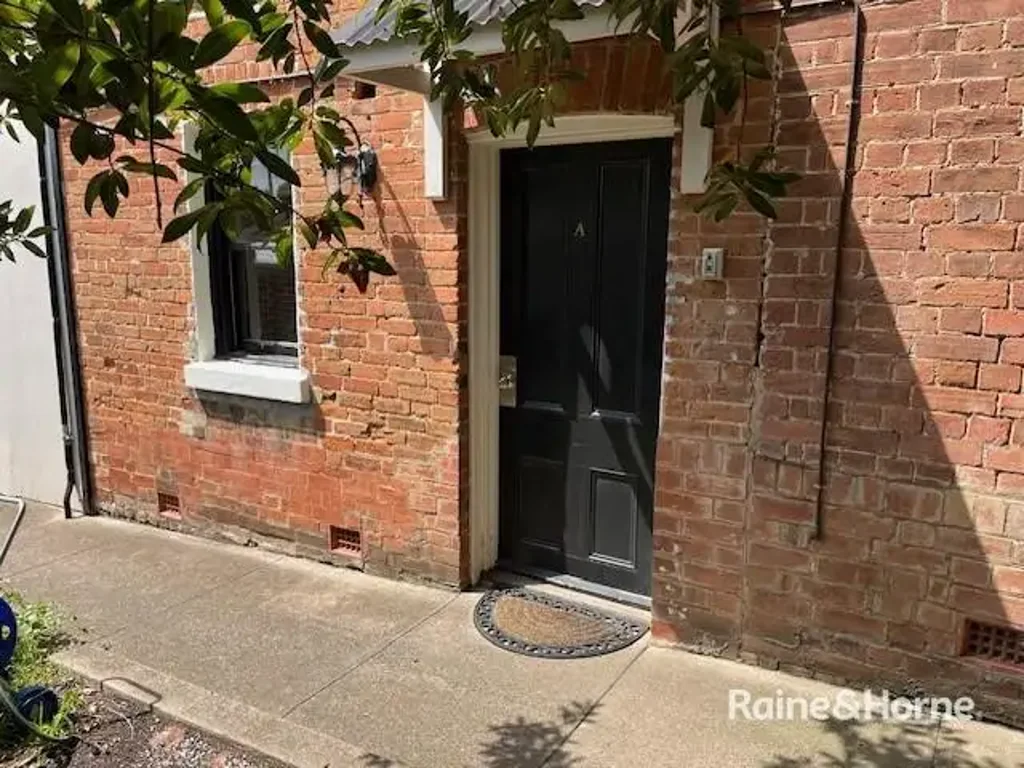 FULLY FURNISHED 1 BEDROOM TOWNHOUSE IN CBD - GAS & ELECTRICITY INCLUDED - Available Now!!!