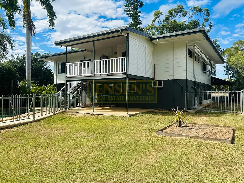 Richmond Hill 4ห้องนอน Welcome to your new home! This beautiful property features four spacious bedrooms and three bathrooms, making it ideal for your family's needs.