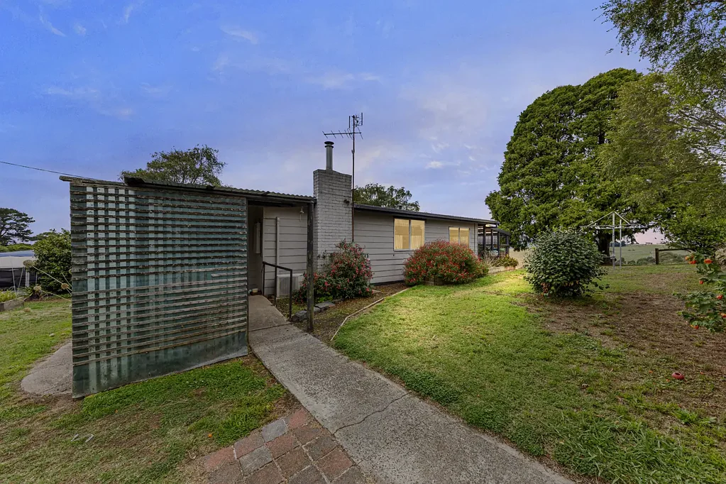 Poowong 3બેડરૂમ Country Cottage, Large Shed and a Paddock for a Pony