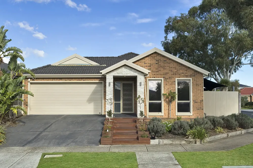 Carrum Downs 3房 宽敞设计精巧 开放式起居用餐 优质电器齐全 主卧宽敞舒适 管道供暖空调 私人庭院低维护 双车库便利停车 地段优越便捷 Spacious Living, Superb Convenience