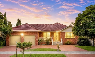 Altona Meadows 4房  坐拥787平米宏伟地块的复古奢华，潜力无限！ Vintage Luxury on a Grand 787sqm Allotment with Endless Potential !