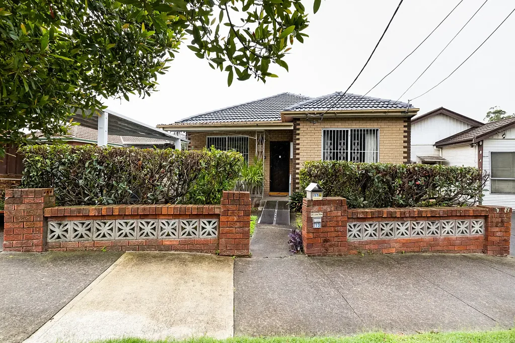 Earlwood 6房 公园旁珍稀地段 550.1sqm阔地 两卧granny flat 原木厨 四卧宽敞 后院草坪储物 Multi-generational home or double-stream investment opportunity