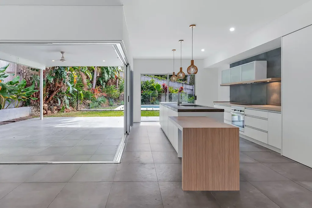 Cannonvale 4 Bedroom Designer Residence Offering Sophisticated Family Living