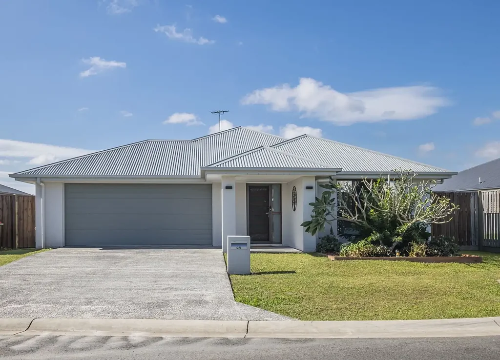 SPACIOUS FAMILY LIVING IN THE SOUGHT AFTER CENTRAL SPRINGS ESTATE