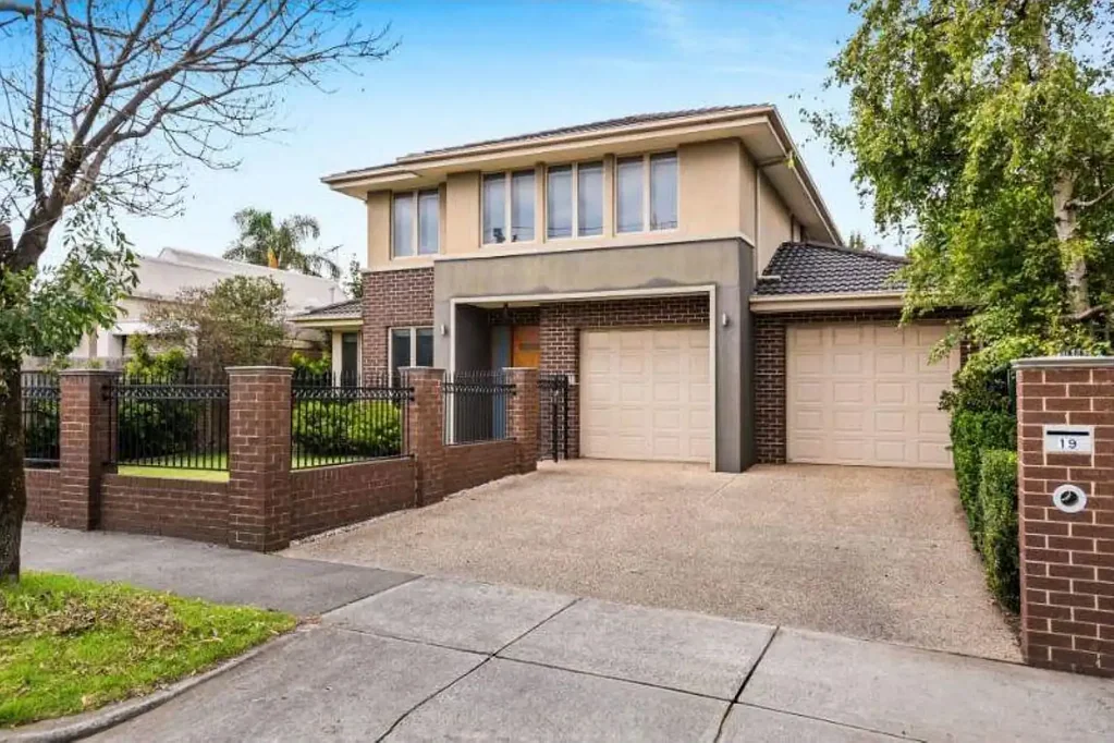 Modern Luxury Awaits: Double-Storey Haven with Double Garage, Spacious Backyard, and More!