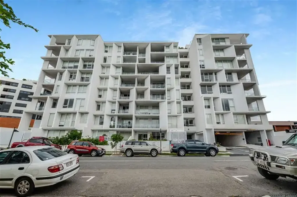 Air-conditioned 1 Bedroom Unfurnished Apartment - walk to schools, bars/cafes, public transport and the Brisbane River