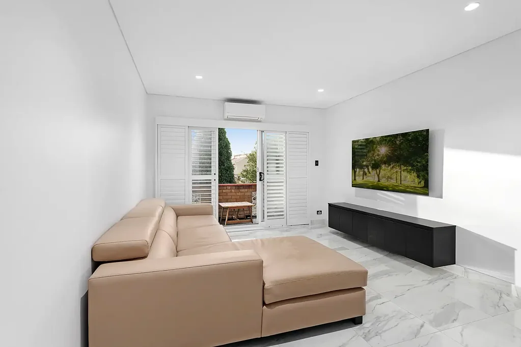 Bexley 2침실 Transformed Apartment Of Space, Sun And Style In Quiet Yet Central Pocket