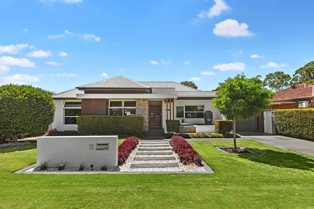 Emu Plains 4房 Emu Plains珍视街道 1012平米阔地 精心设计住宅 主卧带套间庭院 多个采光起居区 独立工作室 双车位车库 清澈地下泳池 步行即达便利设施 Luxury Living Meets a Premium Emu Plains Location
