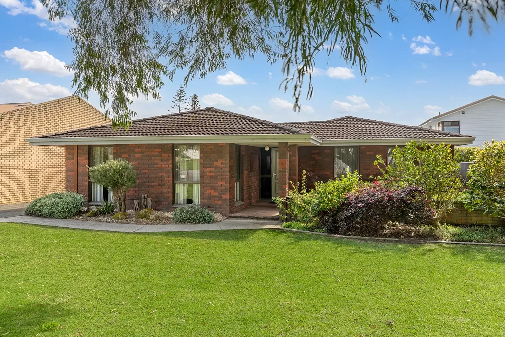 Middleton Beach 3 Bedroom Flat, Generous and Full of Potential
