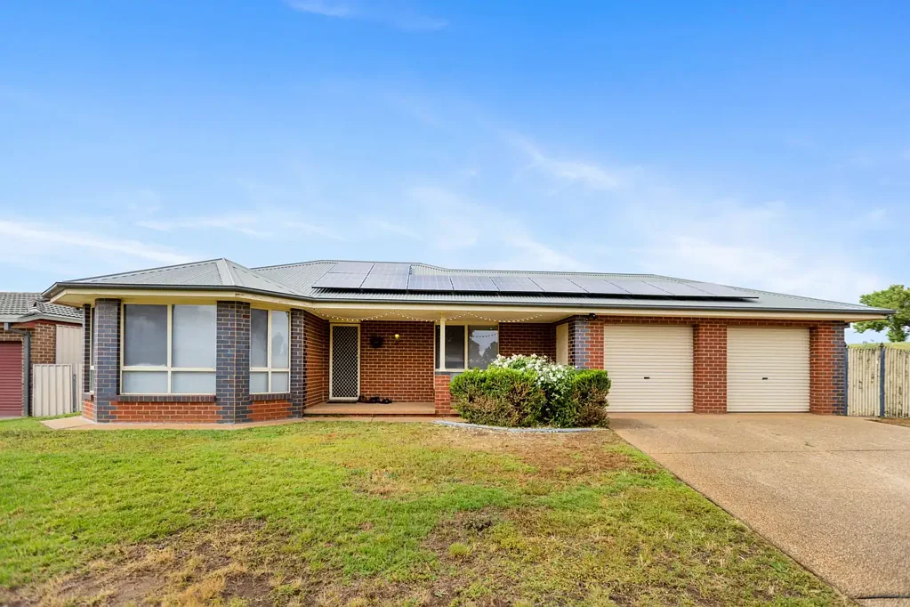 1 Kamaroo Court, Glenfield Park, NSW 2650