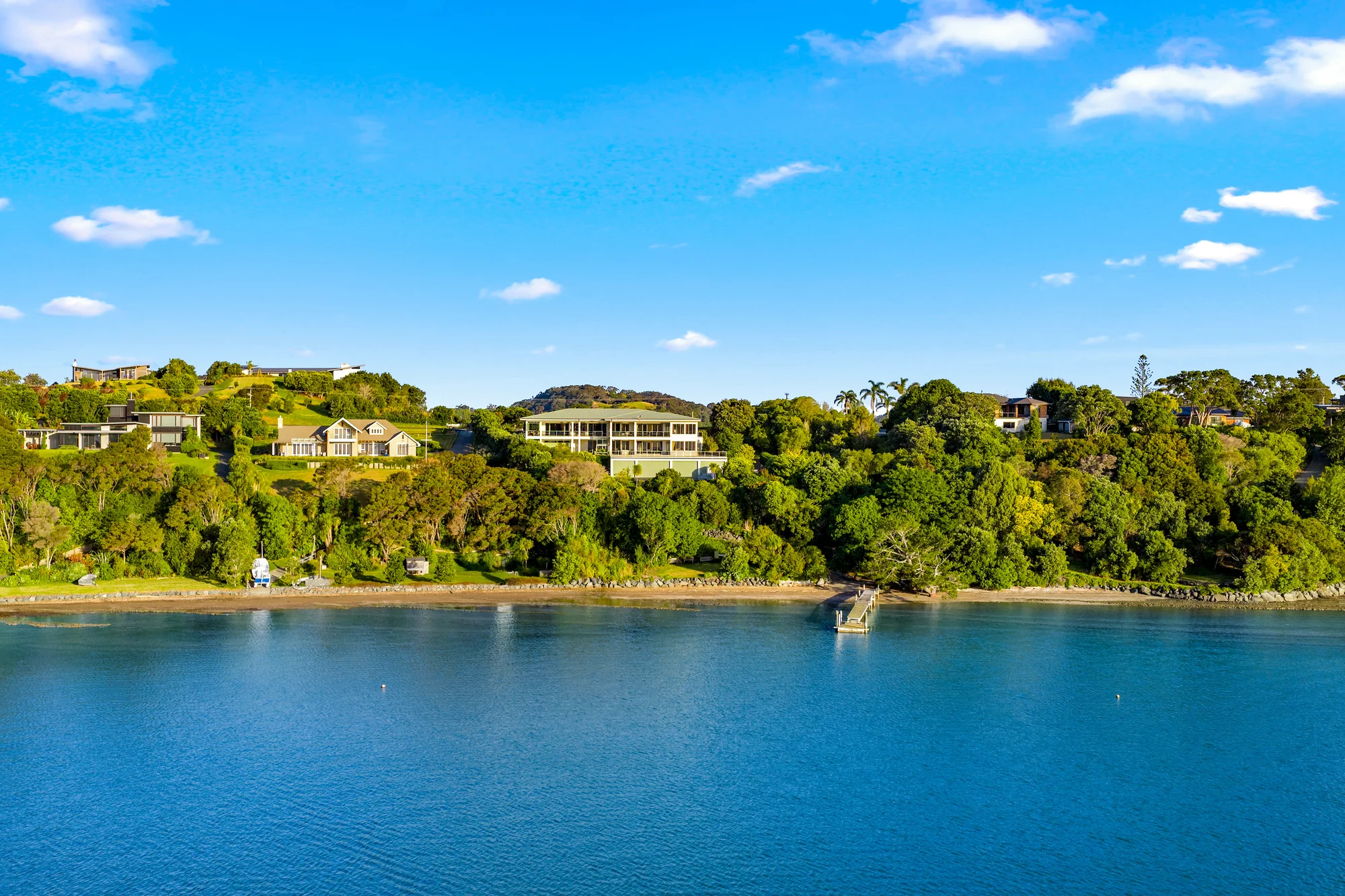 Mahurangi East 4房  Absolute waterfront with jetty and mooring