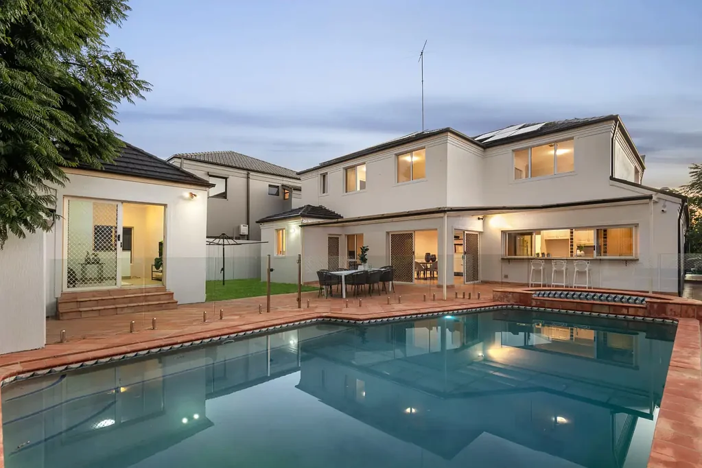 Strathfield 6Kwarto Grand family living in a prestige Strathfield address