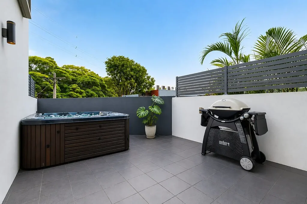 Brookvale 2غرفة نوم Modern Dual Level Lifestyle Pad in a Quiet Rear Setting