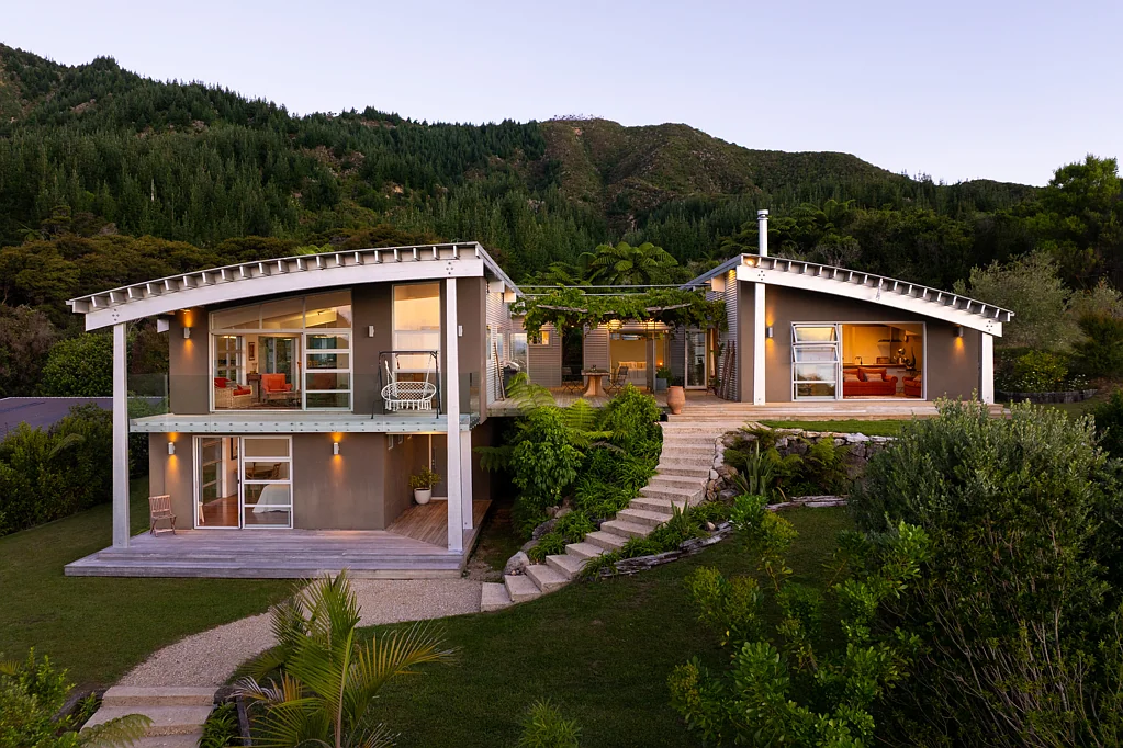 Takaka 6 Bedroom Secluded Gem with Spectacular Ocean Views
