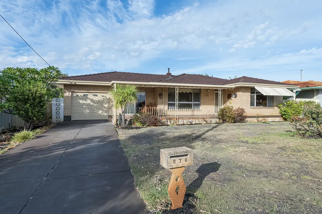 A Pool, A workshop, Multiple Living Areas.... What more do you want?