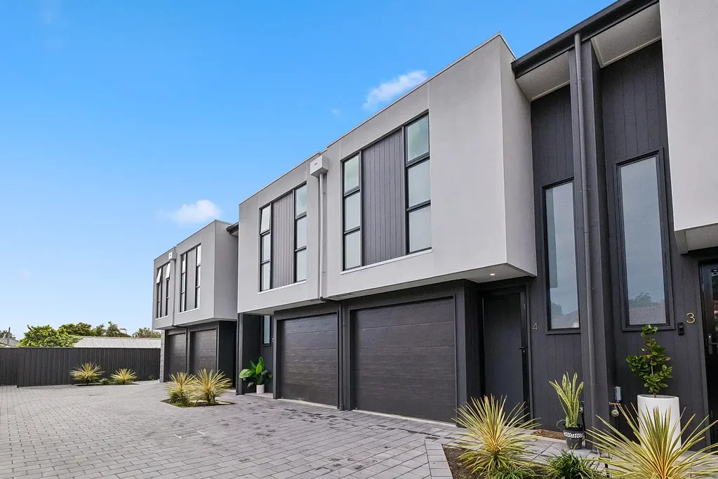 Stylish 3 Bedroom Townhouse available now for RENT!