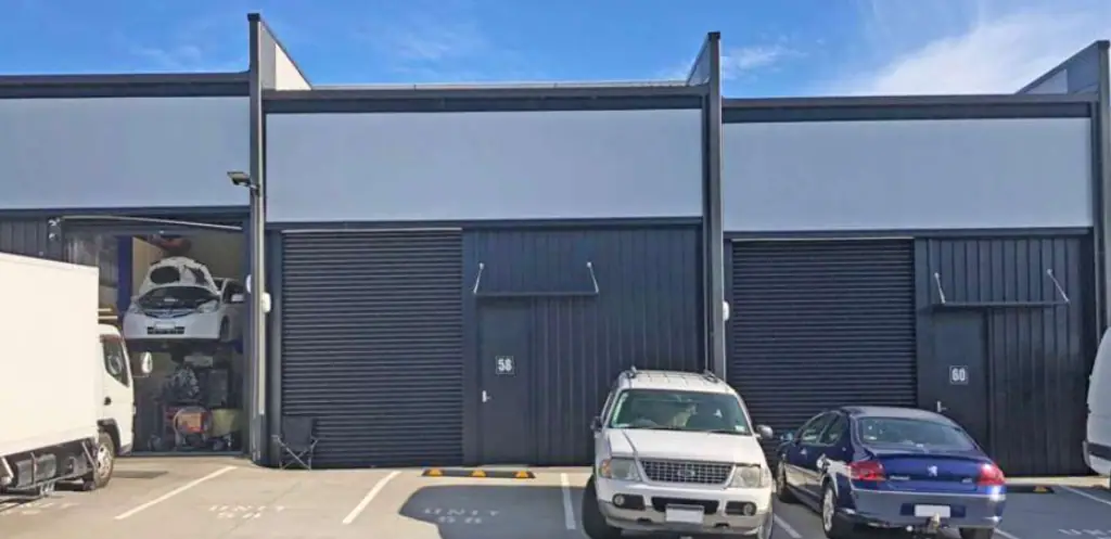 East Tamaki High Stud Warehouse/Office in Thriving Hub
