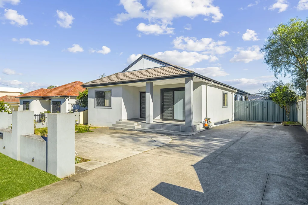 Spacious Family Home in a Convenient Auburn Location!!