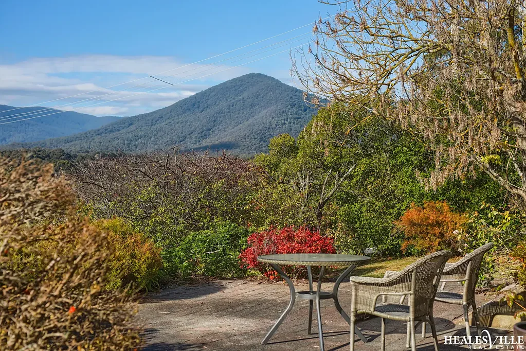 Healesville 4房 拥有亚拉河谷美景 平坦山顶地块 希尔斯维尔中心地段 三卧一书房 两浴室 完美户外生活区 独立一居室住宅 维多利亚州黄金机会 Panoramic Yarra Valley Views, Prime Hilltop Position & Exceptional Flexibility