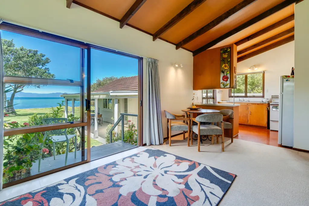 Whakatiwai 2ห้องนอน Absolute Waterfront - Fish, Kayak or Relax!