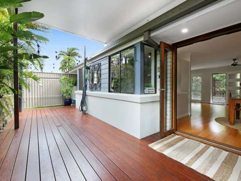 Mermaid Waters 1 Bedroom Modern, Private & Stylish One-Bedroom Retreat with Attached Garage and Courtyard Oasis