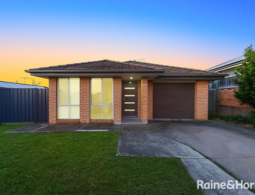 22G & 22G 1 Ben Lomond Road, Minto, Macarthur Region, 5 Kuwarto, 2 Banyo, House
