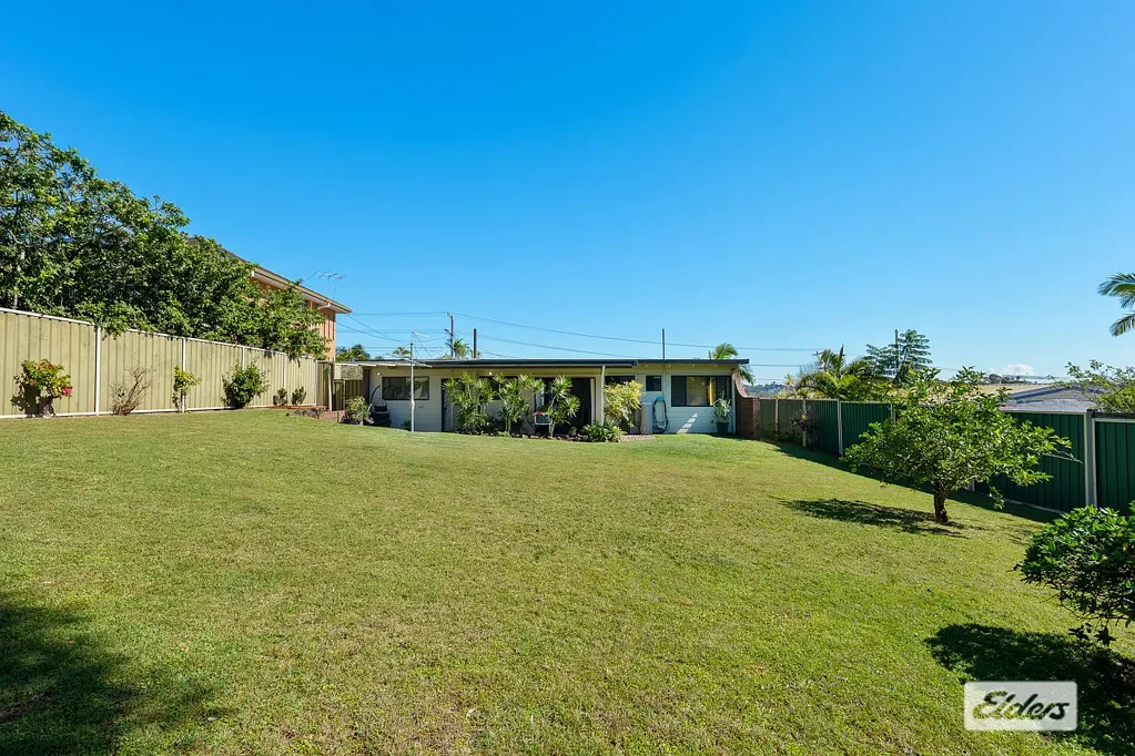 Springwood 3chambre NEAT AS A PIN WITH A HUGE BACKYARD!
