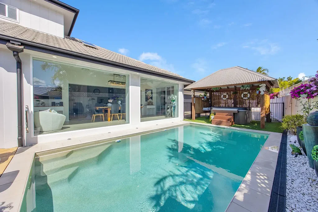 Coombabah 4房  OWNER JUST BOUGHT INTERSTATE - MAKE YOUR OFFER!