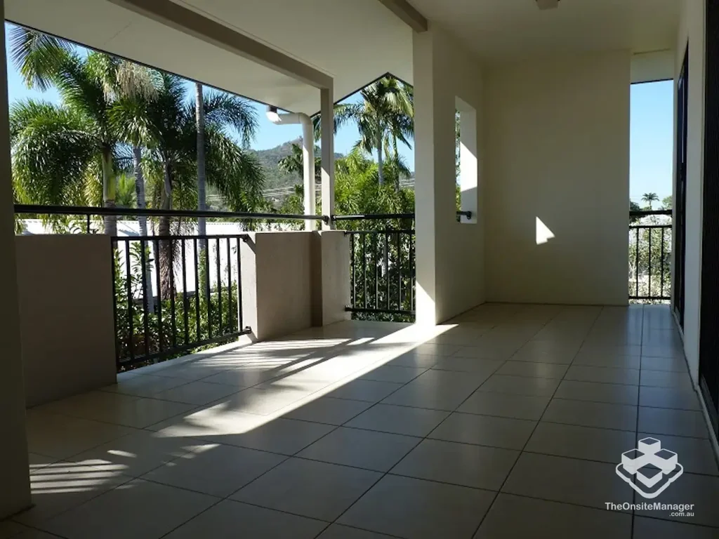 Three bedrooms, two bathrooms, top floor apartment unit for rent, West End, Townsville