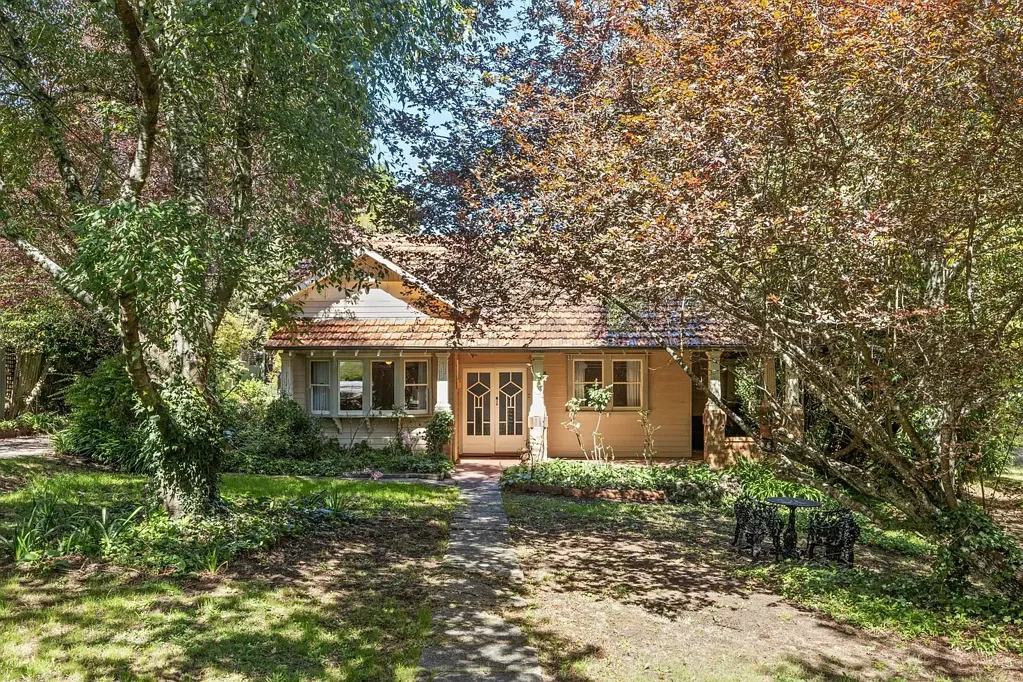 Daylesford 3部屋 Timeless Art Deco Charm on a Rare 1,652sqm Corner Allotment in The Heart Of Daylesford Where Heritage Meets Contemporary Living