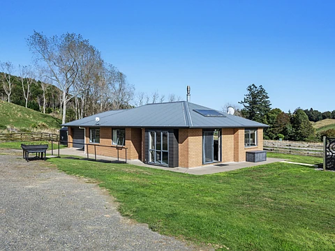 Manawahe 4房  Price Reduced. Affordable lifestyle living.