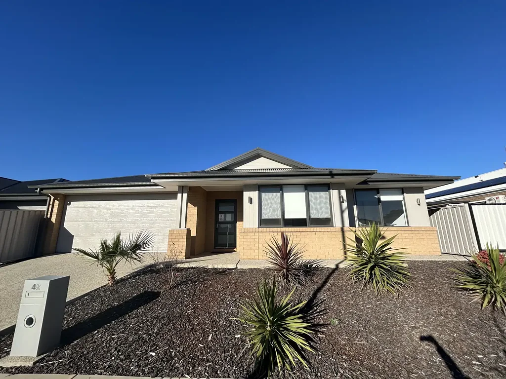 BEAUTIFULLY PRESENTED FIVE BEDROOM HOME !