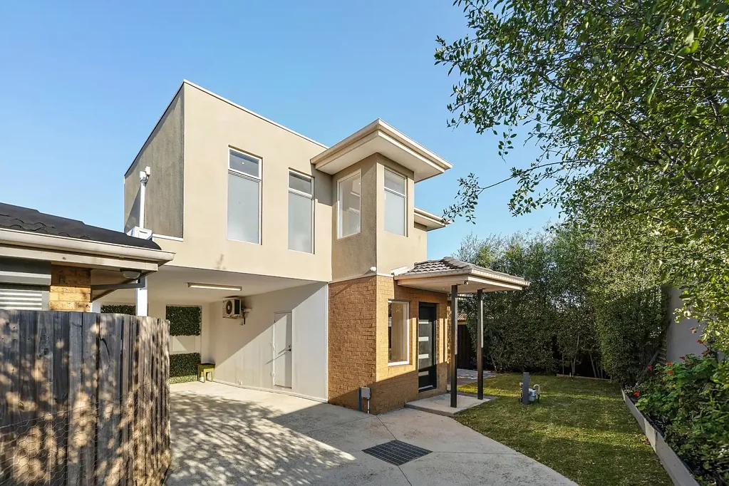 Campbellfield 2房 现代两居联排 212平占地 高顶LED照明 石材台面厨房 双卧带柜 分体冷暖 后院阳光充足 安全长车道 无业委会 公交便捷 商店近邻 公园环绕 小学中学划片 Modern Comfort & Convenient Location in Campbellfield