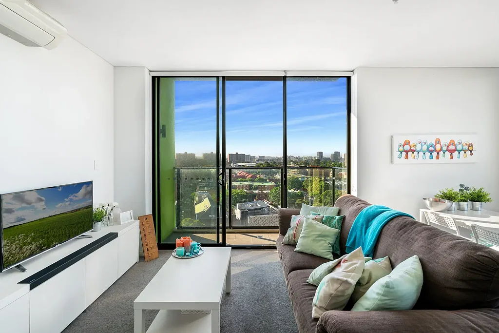 Near New 1 Bedroom Apartment With City Views !