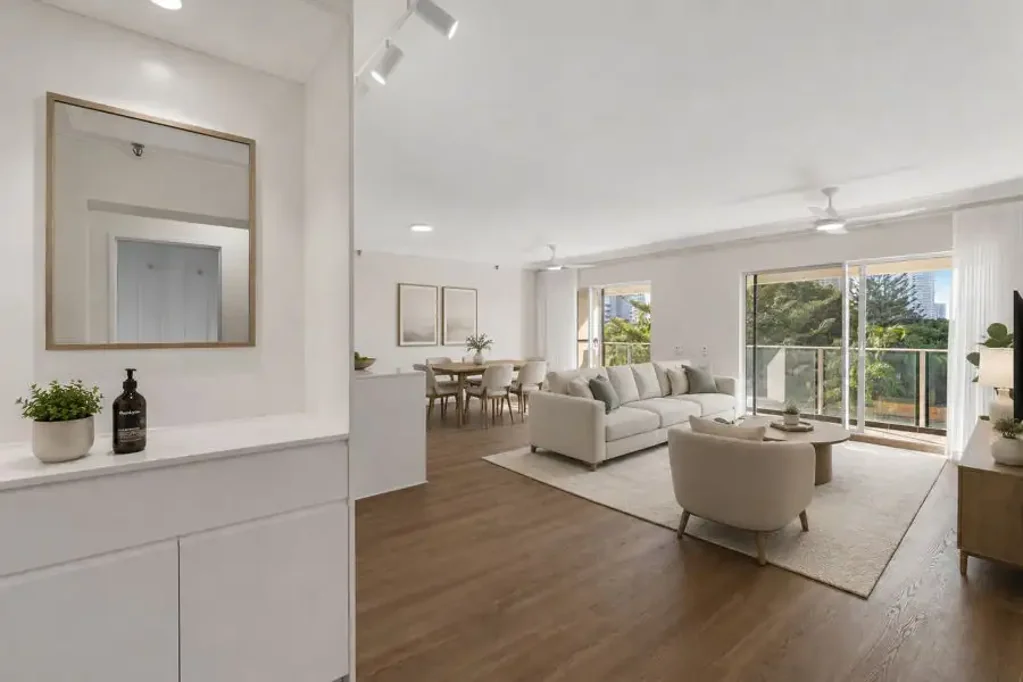 Surfers Paradise 1房  FULLY RENOVATED - 103m2 NORTH-FACING - OVERSIZED ENTERTAINER'S BALCONY WITH VIEWS - VACANT