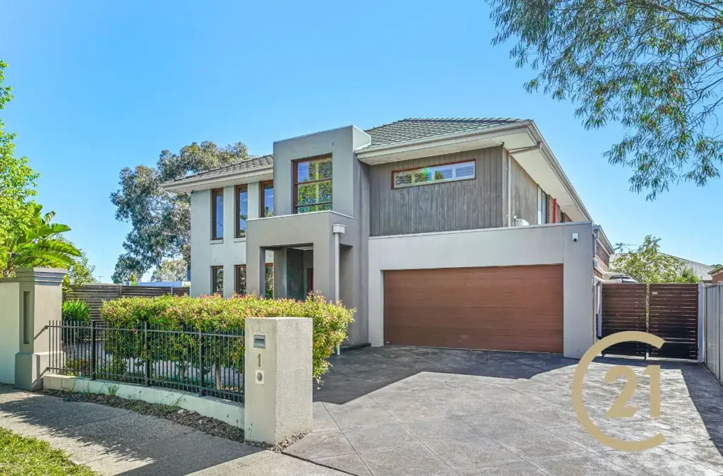 Spacious Family Home in Prime Caroline Springs Location