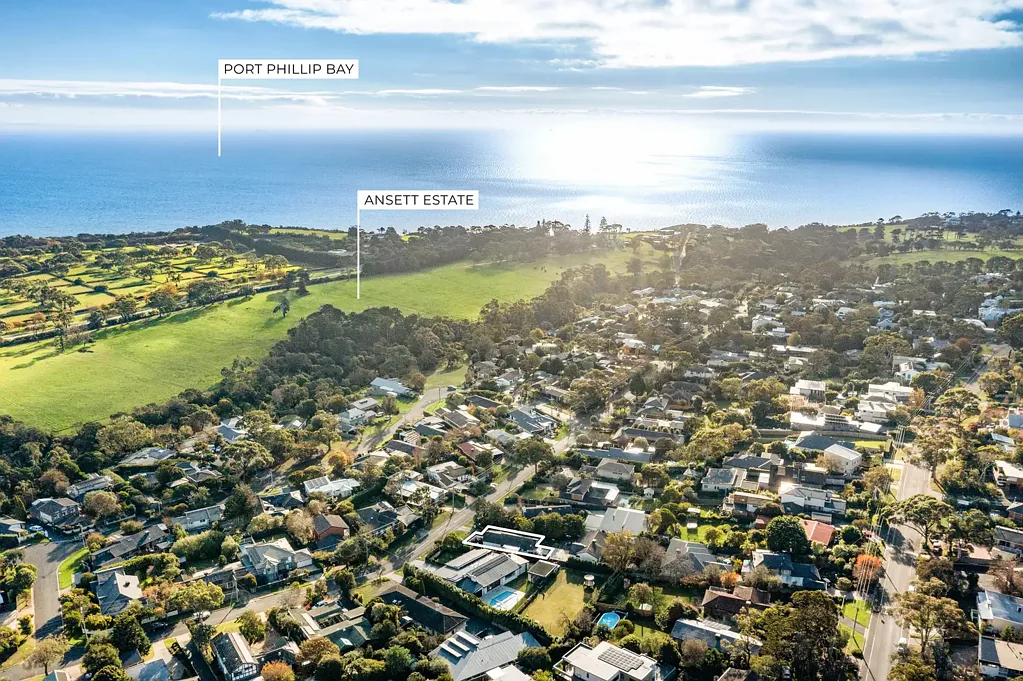 Mount Eliza 3房 滨水地块珍稀房源 临近优质学区 独立燃气壁炉 私人封闭露台 双车库配置 Spacious Single-Level Home Moments from Village & Beach