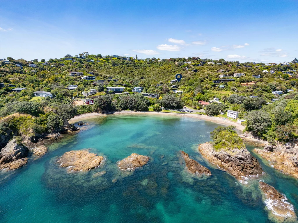 Oneroa A canvas above the bay