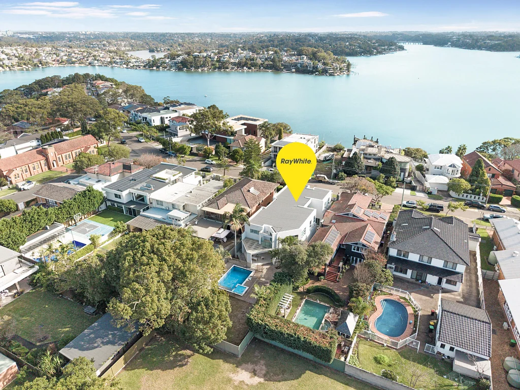 Blakehurst 6chambre Grand Full-Brick Family Estate with Water Views & Resort-Style Luxury