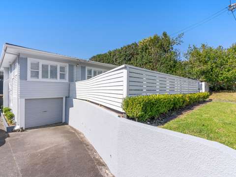 Bucklands Beach 2房  Immaculate Entry Level by the Sea