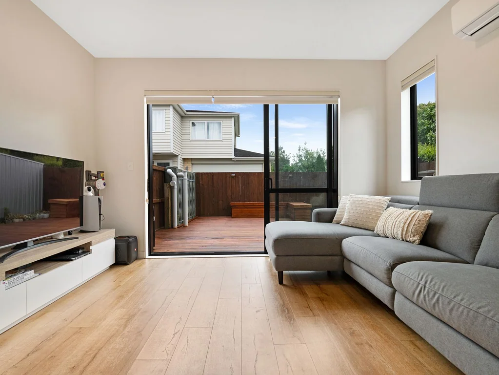 Henderson 2部屋 End Townhouse with Land - MUST BE SOLD!