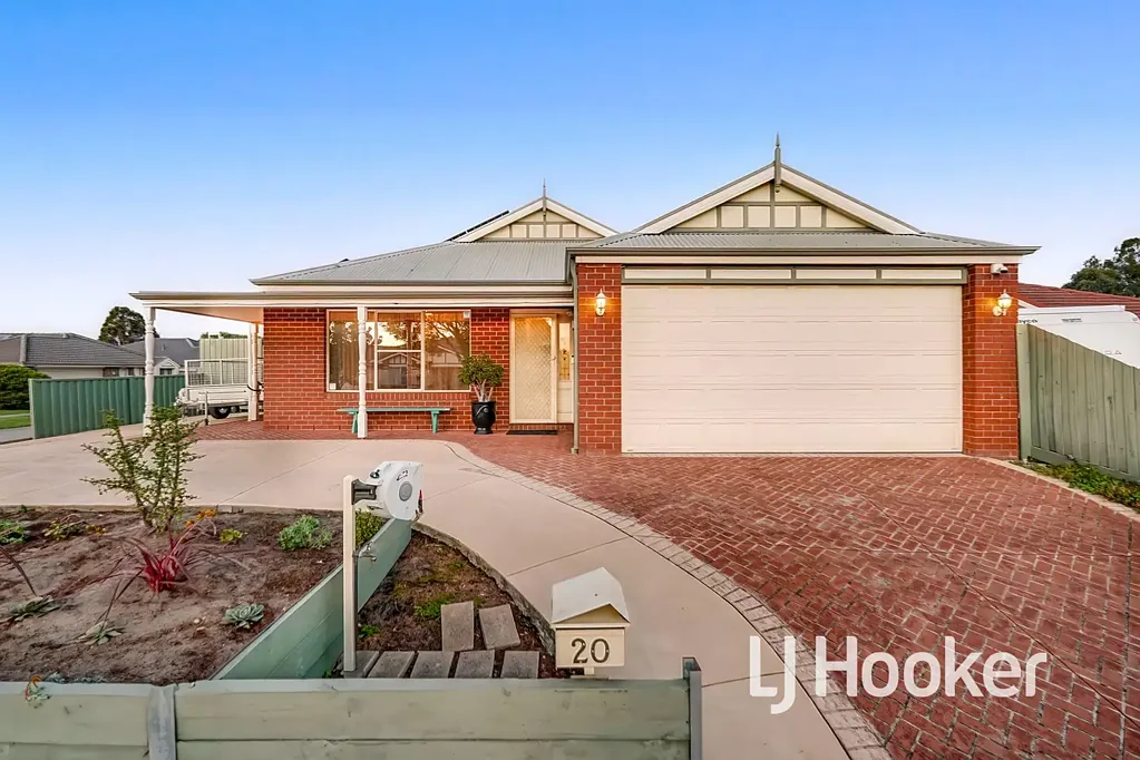 Cranbourne 4房 转角地块显眼 590sqm红砖立面 清障车库罕见 四卧两浴精装 Miele厨房时尚 户外空间超巨 清障车库4.2米 多车安全停车 北向娱乐绝佳 太阳能节能优 公校私校环绕 A One-of-a-Kind Family Home with the Ultimate Garage Setup  - Brookland Greens E