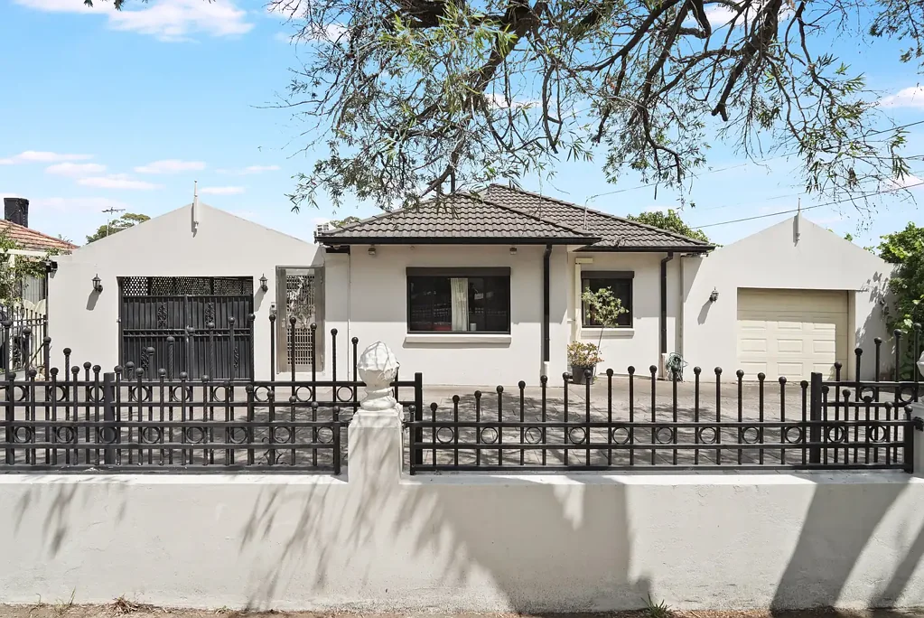 Chester Hill 5Phòng ngủ Full Brick Dual Accommodation on 689.2sqm | 18.2m Frontage | R3 Zoning