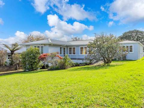 Browns Bay 5 Bedroom Central Browns Bay – Home and Income!