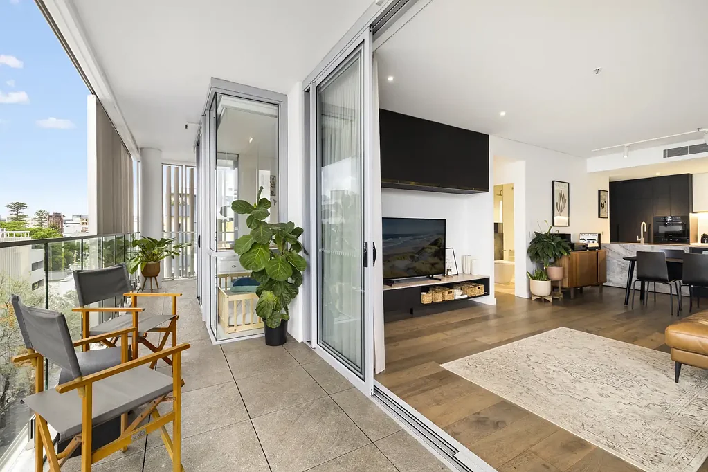 Manly 2房 东向朝向采光佳 Miele厨房时尚装修 私人户外空间 靠近Manly海滩与The Corso Designer coastal living in near-new boutique collection